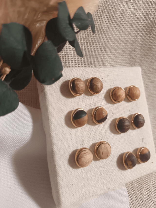 Boucles d'oreilles puce en bois doré | Création artisanale iséroise