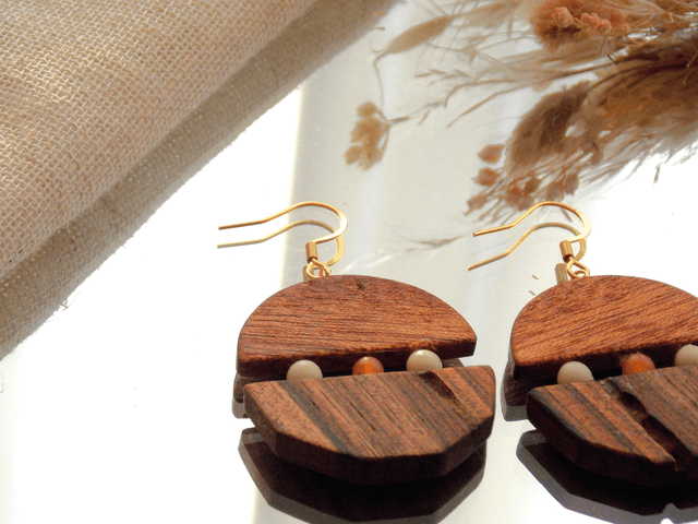 Boucles d'oreilles en bois de noyer et de sipo | Artisanat isérois
