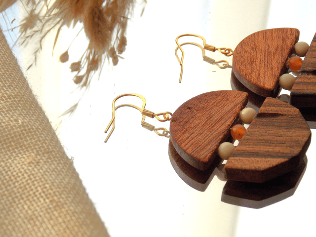 Boucles d'oreilles en bois de noyer et de sipo | Artisanat isérois