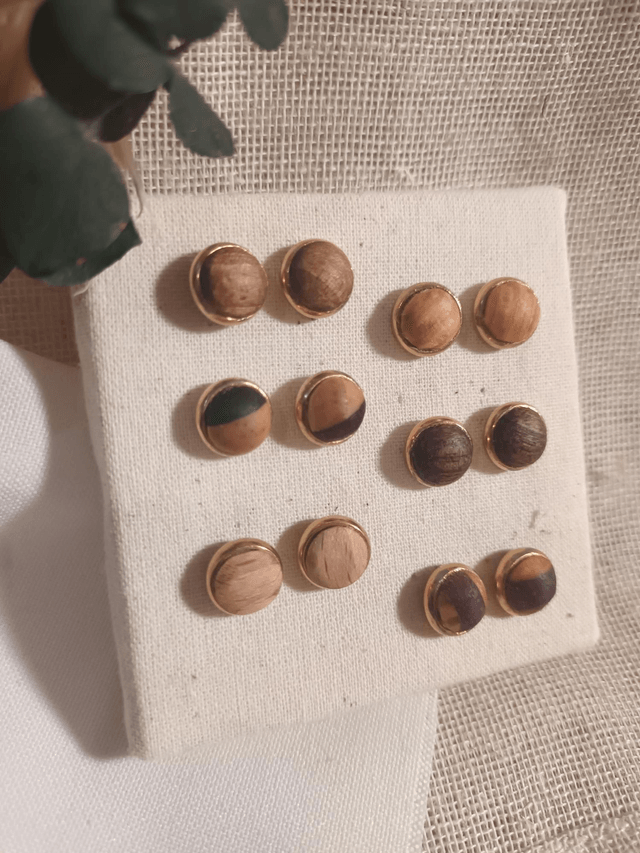 Boucles d'oreilles puce en bois doré | Création artisanale iséroise