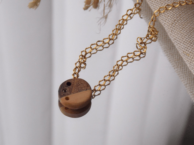 Collier bois de noyer et épicéa | fait main en Isère