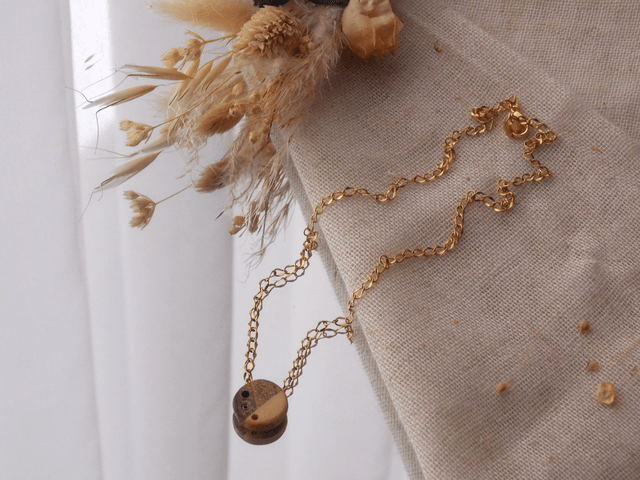 Collier bois de noyer et épicéa | fait main en Isère