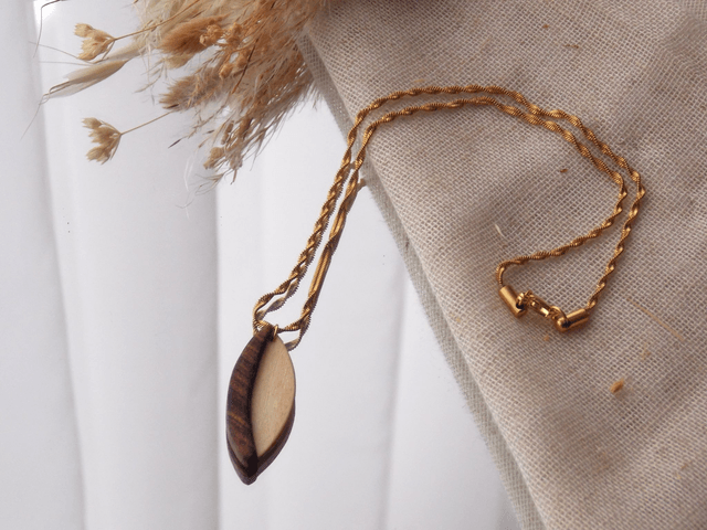 Collier en bois de noyer et pin | création unique iséroise