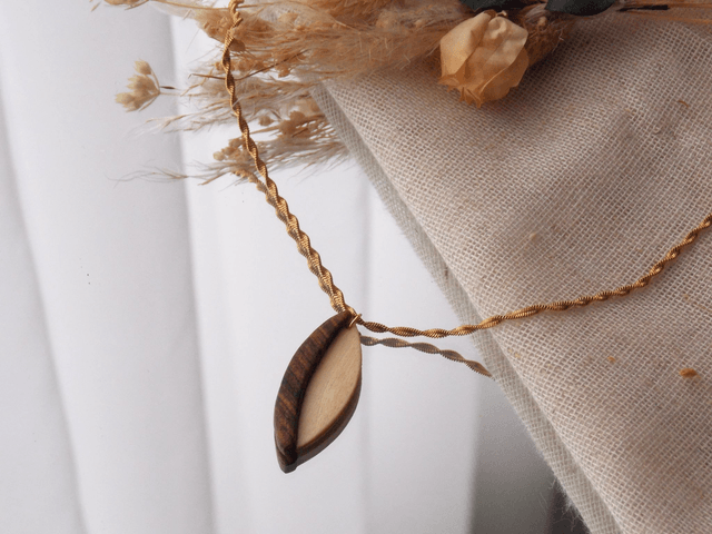 Collier en bois de noyer et pin | création unique iséroise